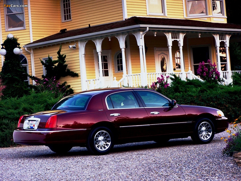 Lincoln Town Car 1998–2003 photos (1024 x 768)