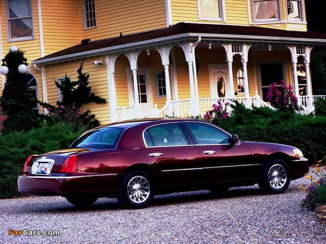 Lincoln Town Car 1998–2003 photos (640 x 480)