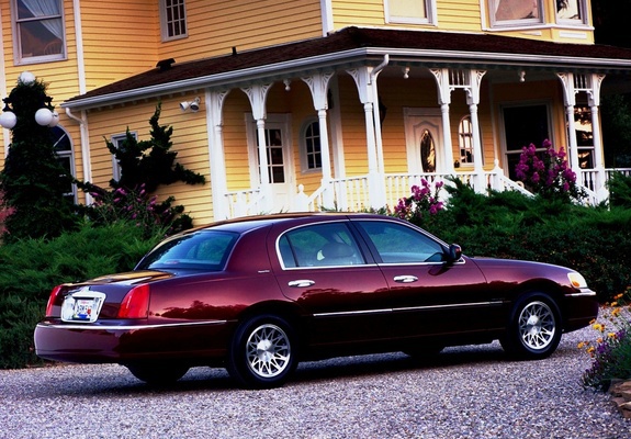 Lincoln Town Car 1998–2003 photos