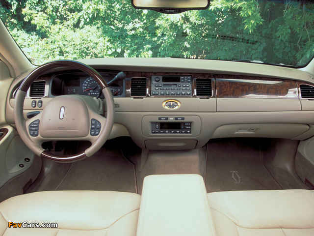 Lincoln Town Car 1998–2003 pictures (640 x 480)