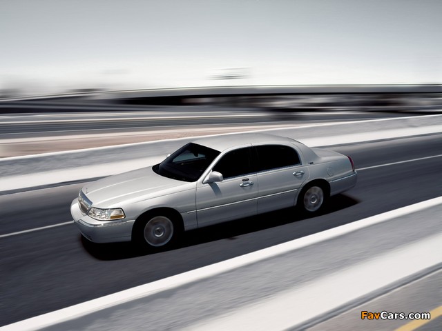 Lincoln Town Car 2003–11 images (640 x 480)