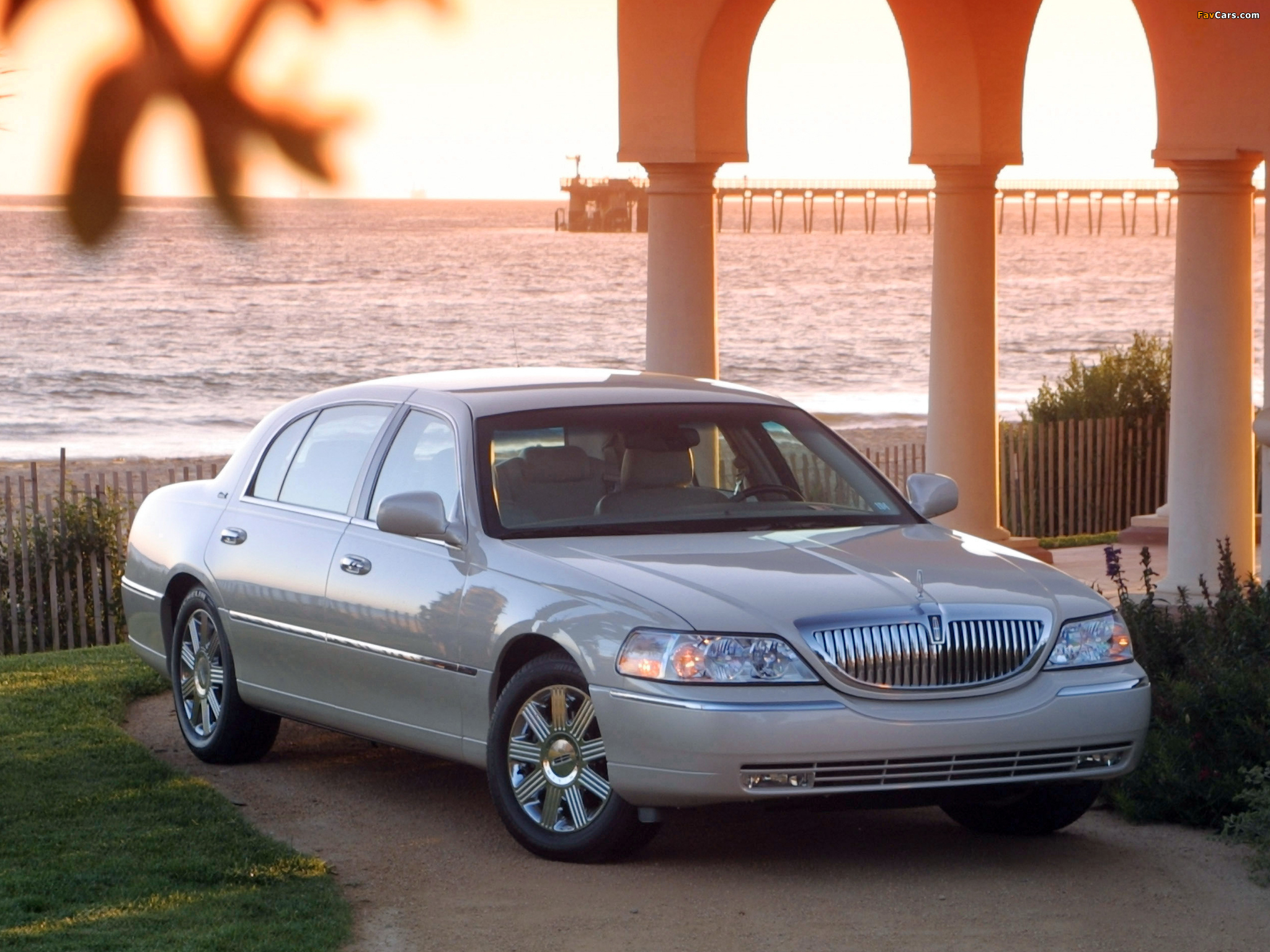 Lincoln Town Car 2003–11 images (2048 x 1536)