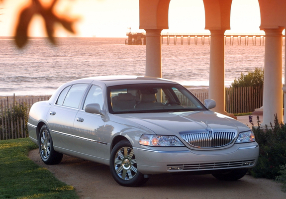 Lincoln Town Car 2003–11 images