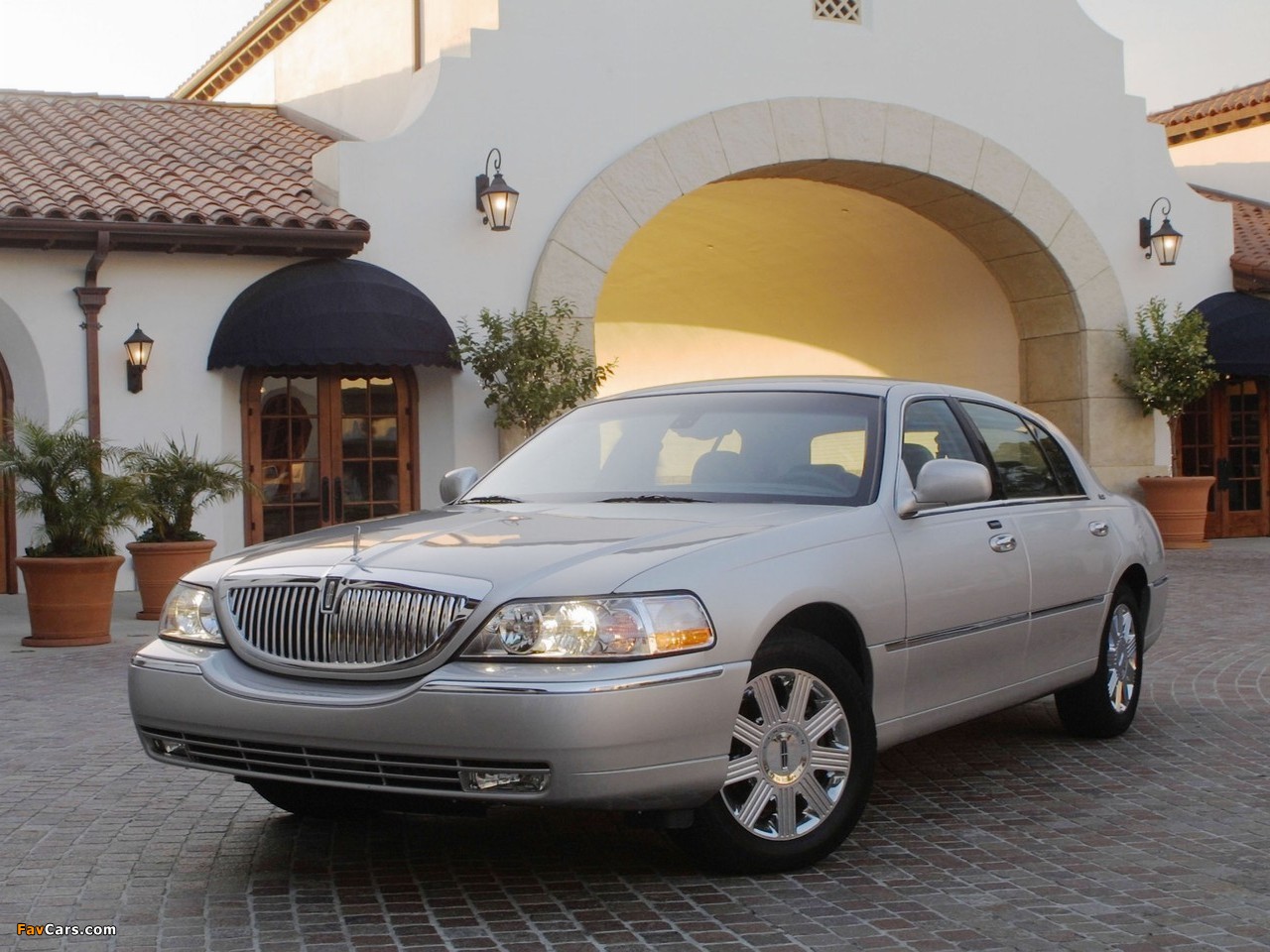 Lincoln Town Car 2003–11 pictures (1280 x 960)