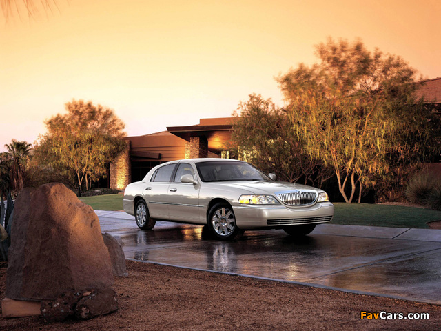 Lincoln Town Car 2003–11 pictures (640 x 480)