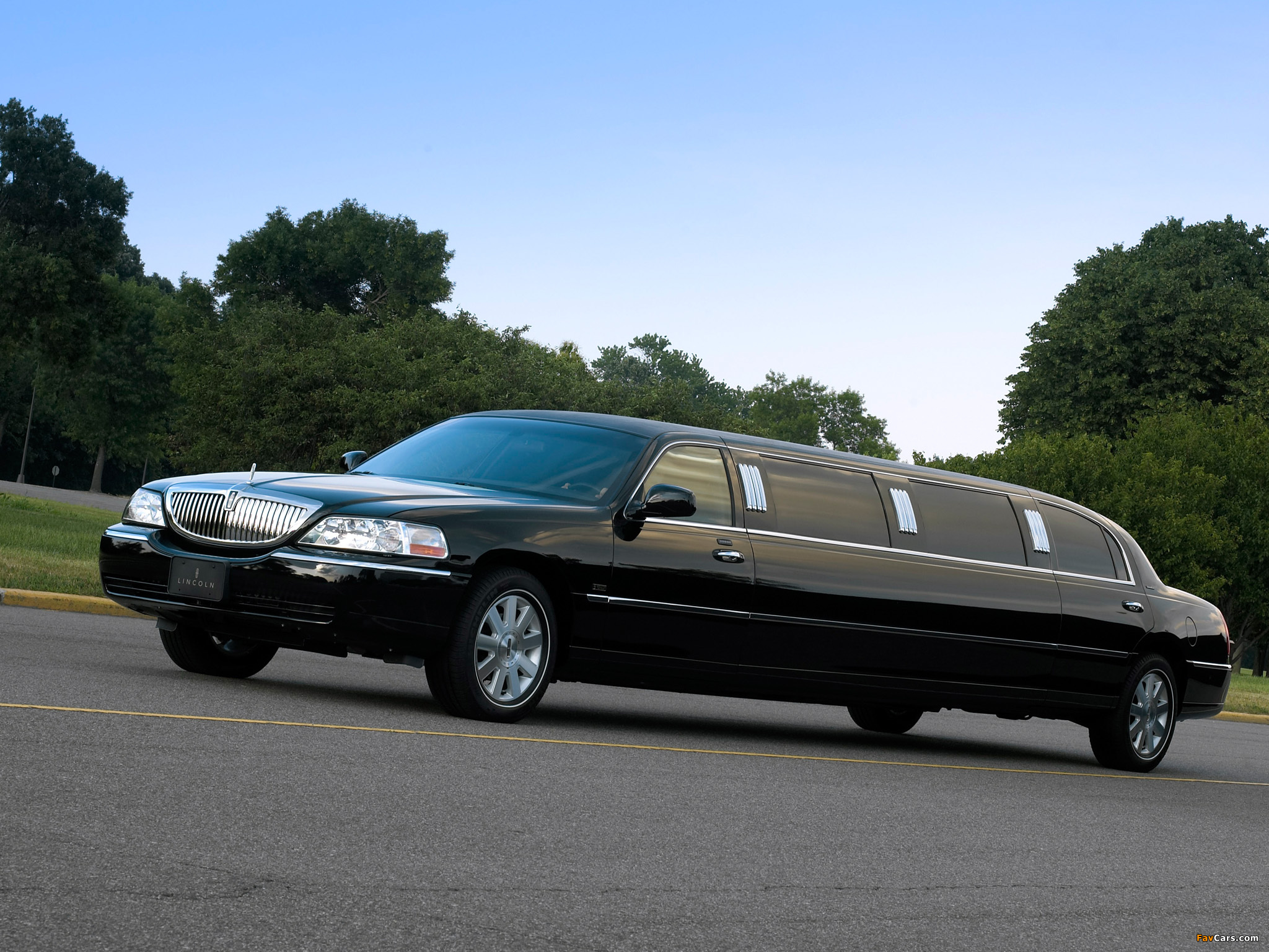 Lincoln Town Car Limousine 2003–11 wallpapers (2048 x 1536)