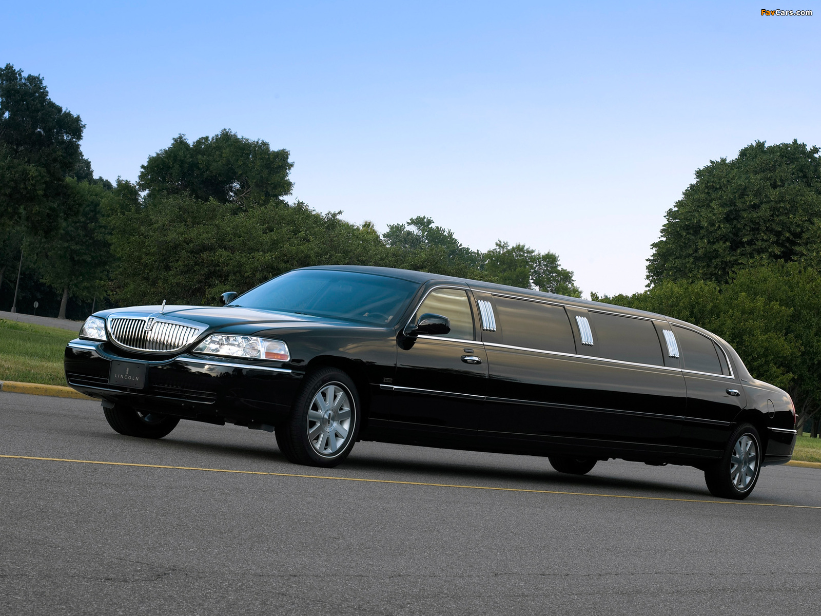 Lincoln Town Car Limousine 2003–11 wallpapers (1600 x 1200)