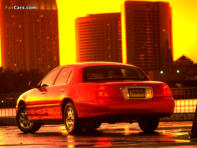 Lincoln Town Car 1998–2003 wallpapers (640 x 480)