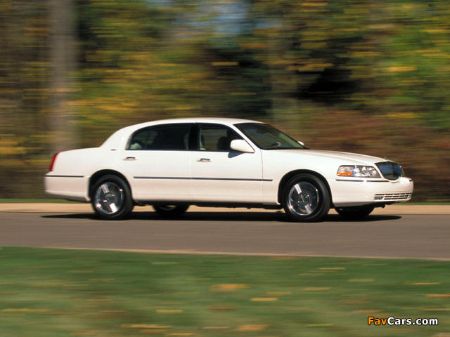Lincoln Town Car 2003–11 wallpapers (640 x 480)