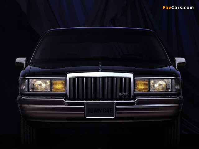 Photos of Lincoln Town Car 1992–94 (640 x 480)