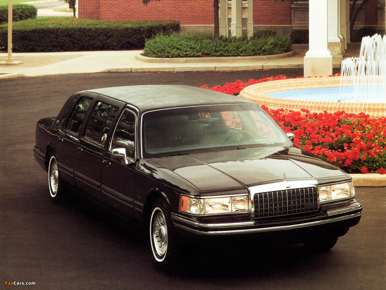 Photos of Lincoln Town Car 6-door Limousine 1992–94 (1280 x 960)