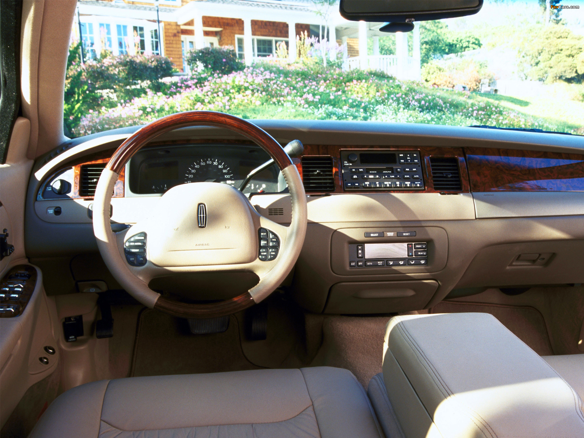 Photos of Lincoln Town Car 1998–2003 (2048 x 1536)