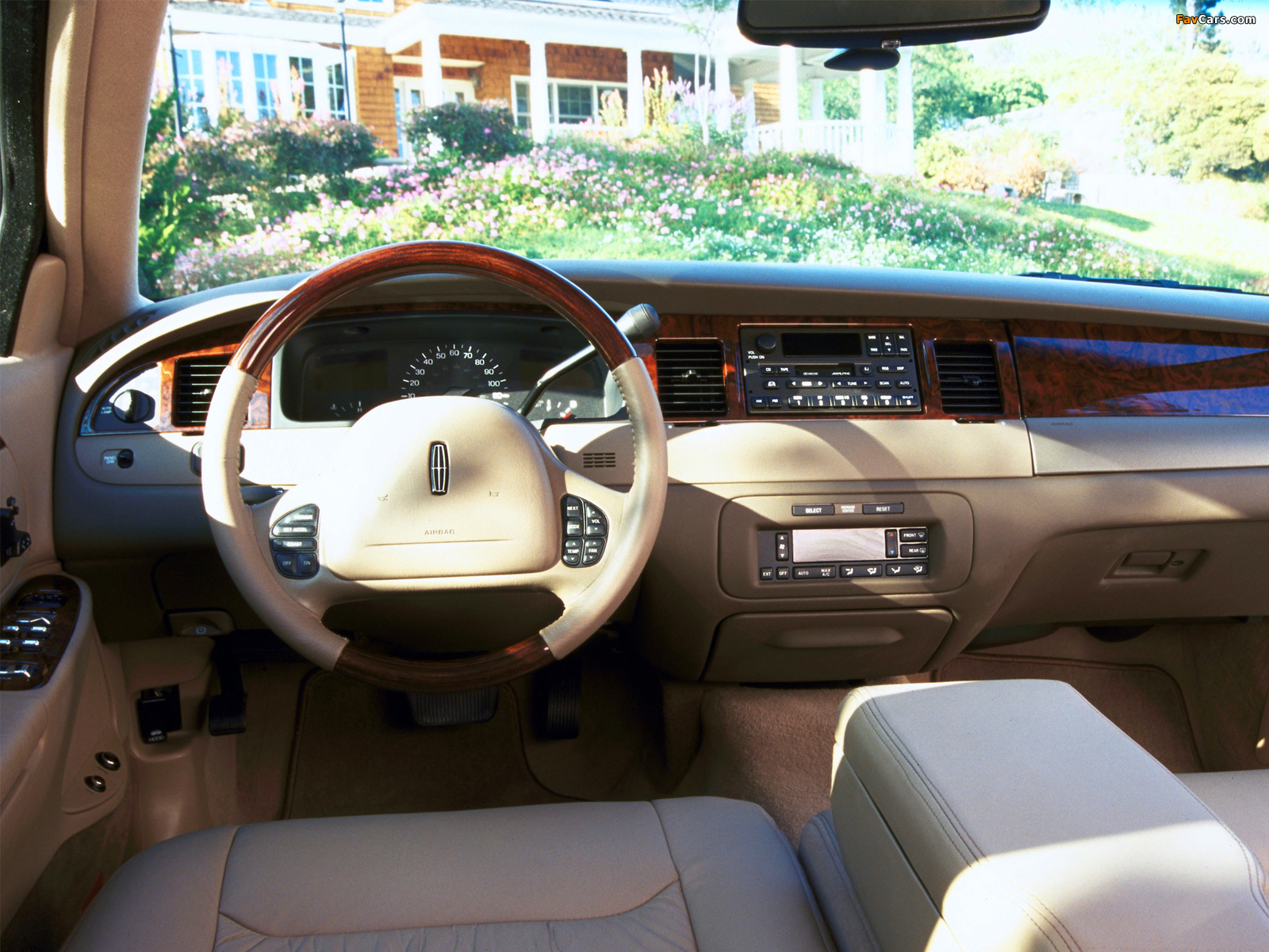 Photos of Lincoln Town Car 1998–2003 (1600 x 1200)