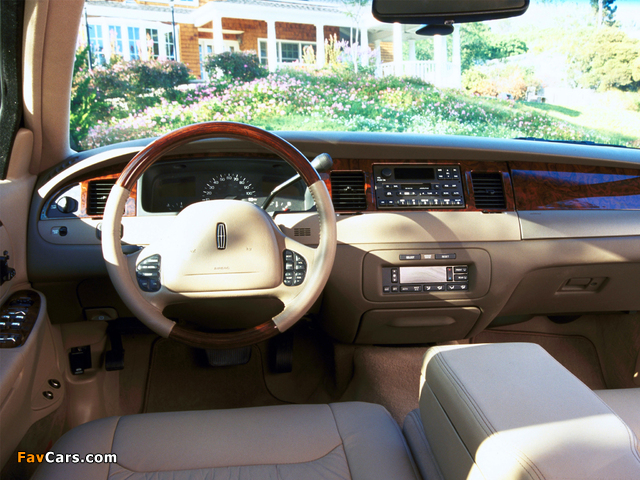 Photos of Lincoln Town Car 1998–2003 (640 x 480)