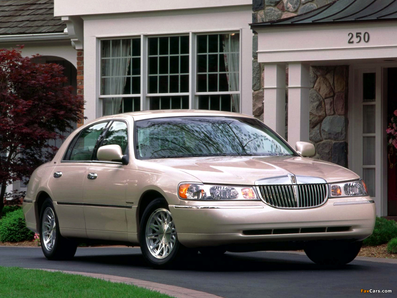 Photos of Lincoln Town Car 1998–2003 (1280 x 960)