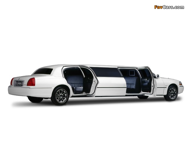 Photos of Lincoln Town Car Krystal 120V Limousine 2003–11 (640 x 480)