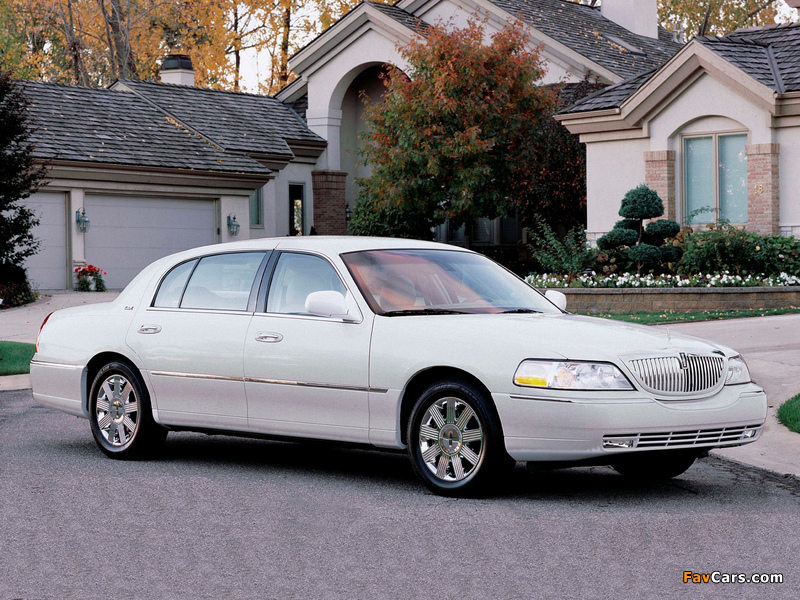Photos of Lincoln Town Car 2003–11 (800 x 600)