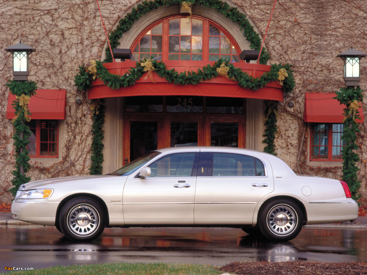 Photos of Lincoln Town Car L 1999–2003 (1280 x 960)