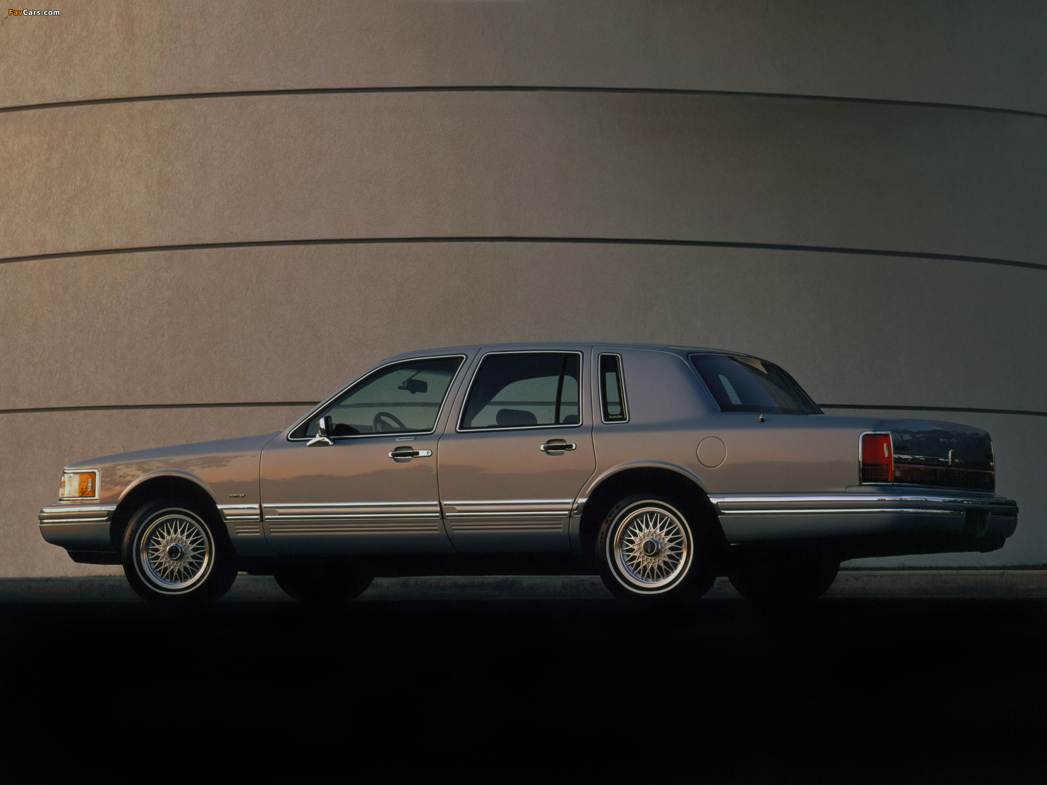 Pictures of Lincoln Town Car 1992–94 (2048 x 1536)