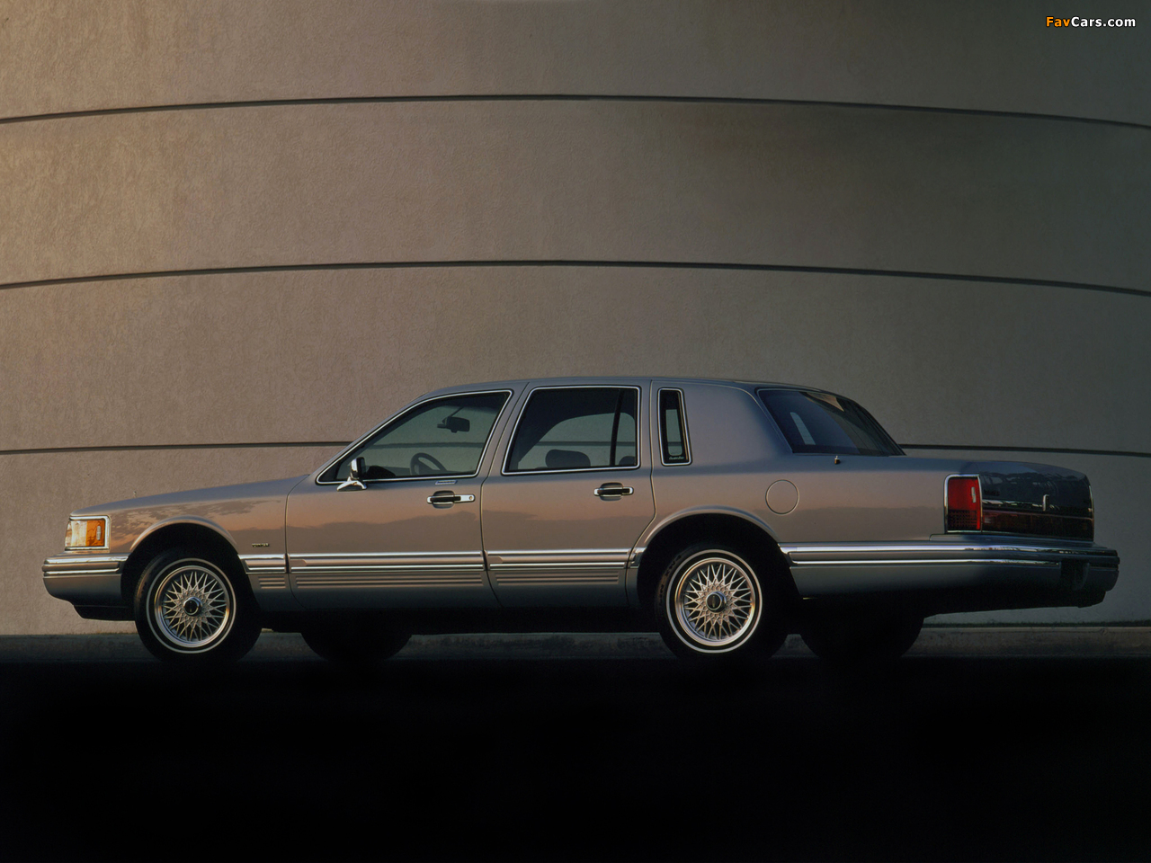 Pictures of Lincoln Town Car 1992–94 (1280 x 960)