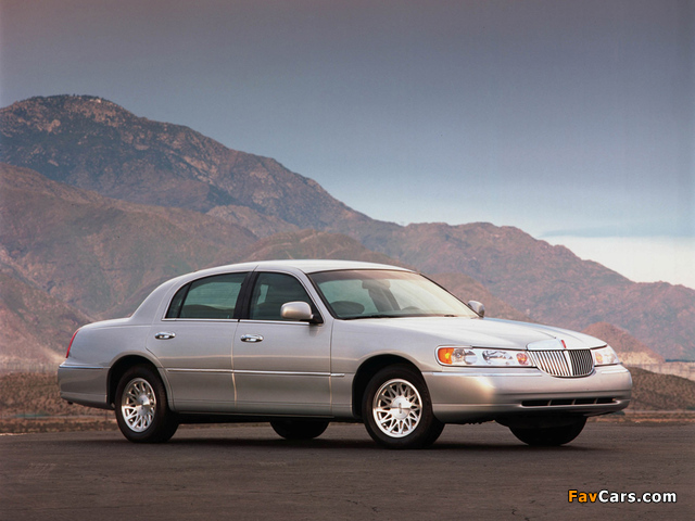 Pictures of Lincoln Town Car 1998–2003 (640 x 480)