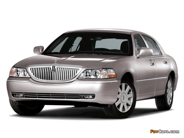 Pictures of Lincoln Town Car 2003–11 (640 x 480)