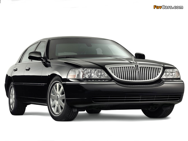 Pictures of Lincoln Town Car BPS 2003–11 (640 x 480)