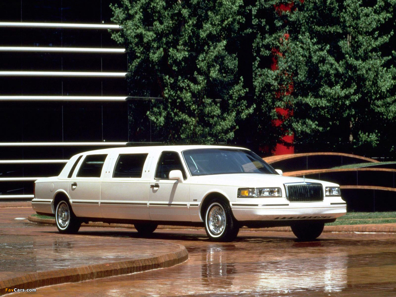 Pictures of Lincoln Town Car Limousine 1995–97 (1280 x 960)