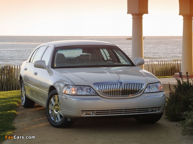 Pictures of Lincoln Town Car 2003–11 (640 x 480)