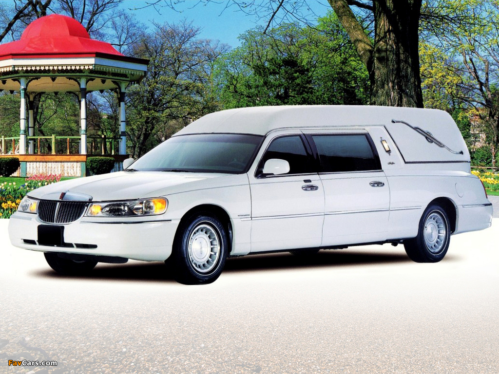Lincoln Town Car Paramount Funeral Coach by Miller-Meteor 2000–03 wallpapers (1024 x 768)