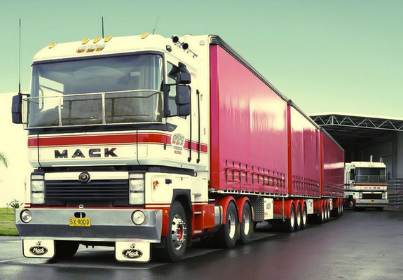 Mack Magnum 1999–2003 pictures