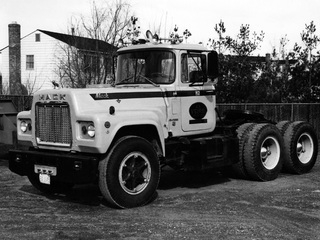Mack R-Series wallpapers
