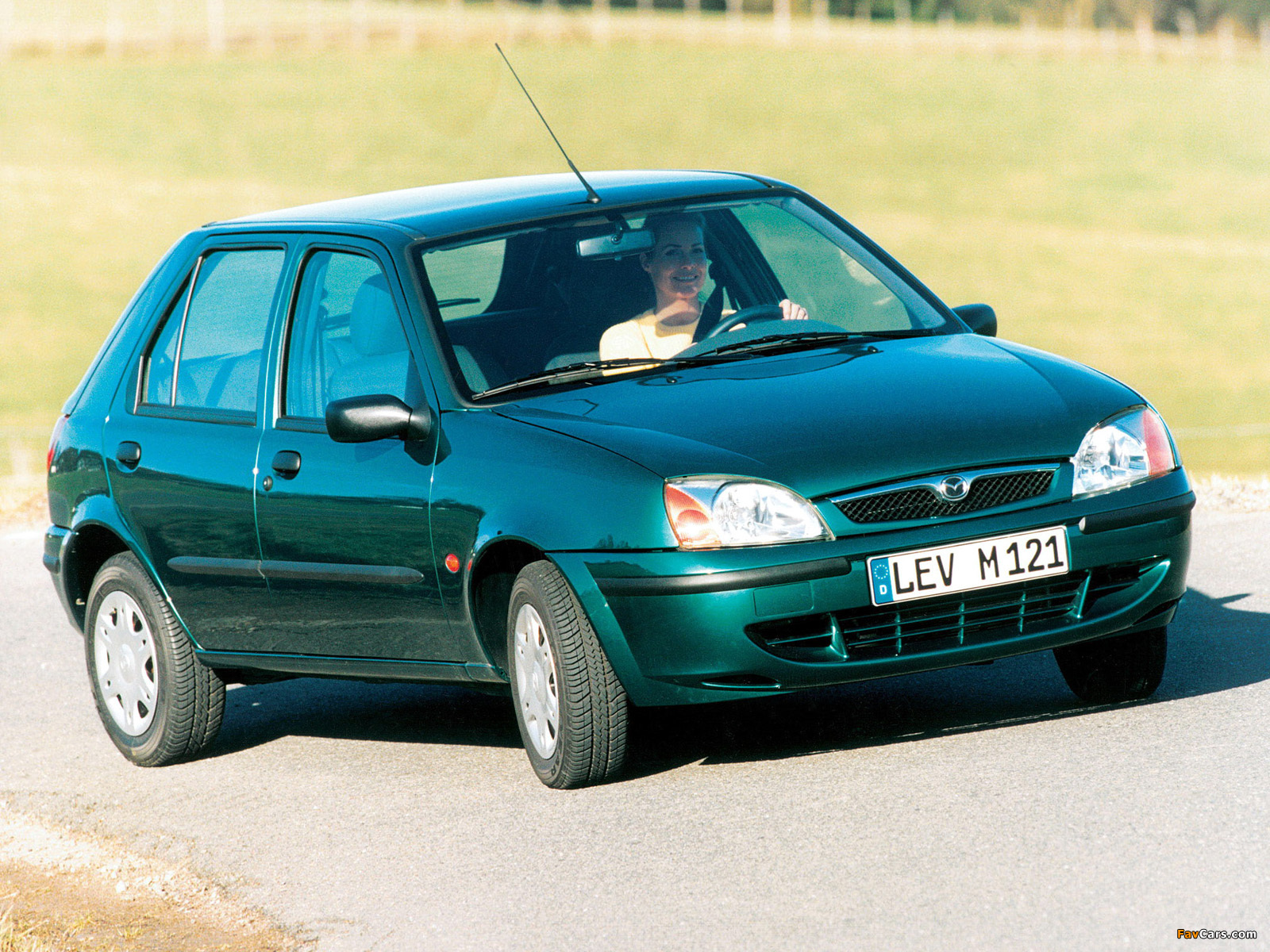 Images of Mazda 121 5-door 1999–2003 (1600 x 1200)