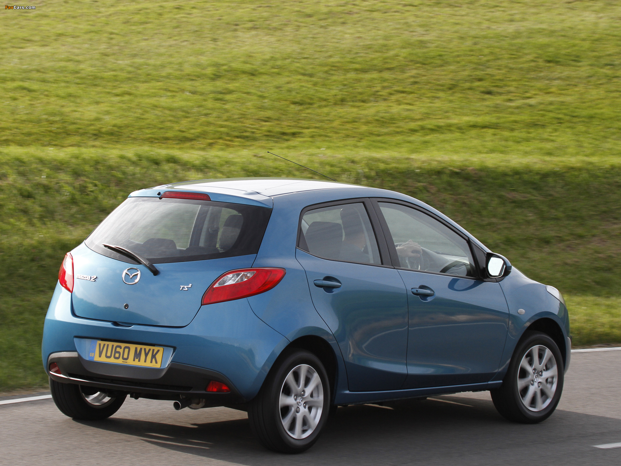 Photos of Mazda 2 5-door UK-spec 2010 (2048 x 1536)