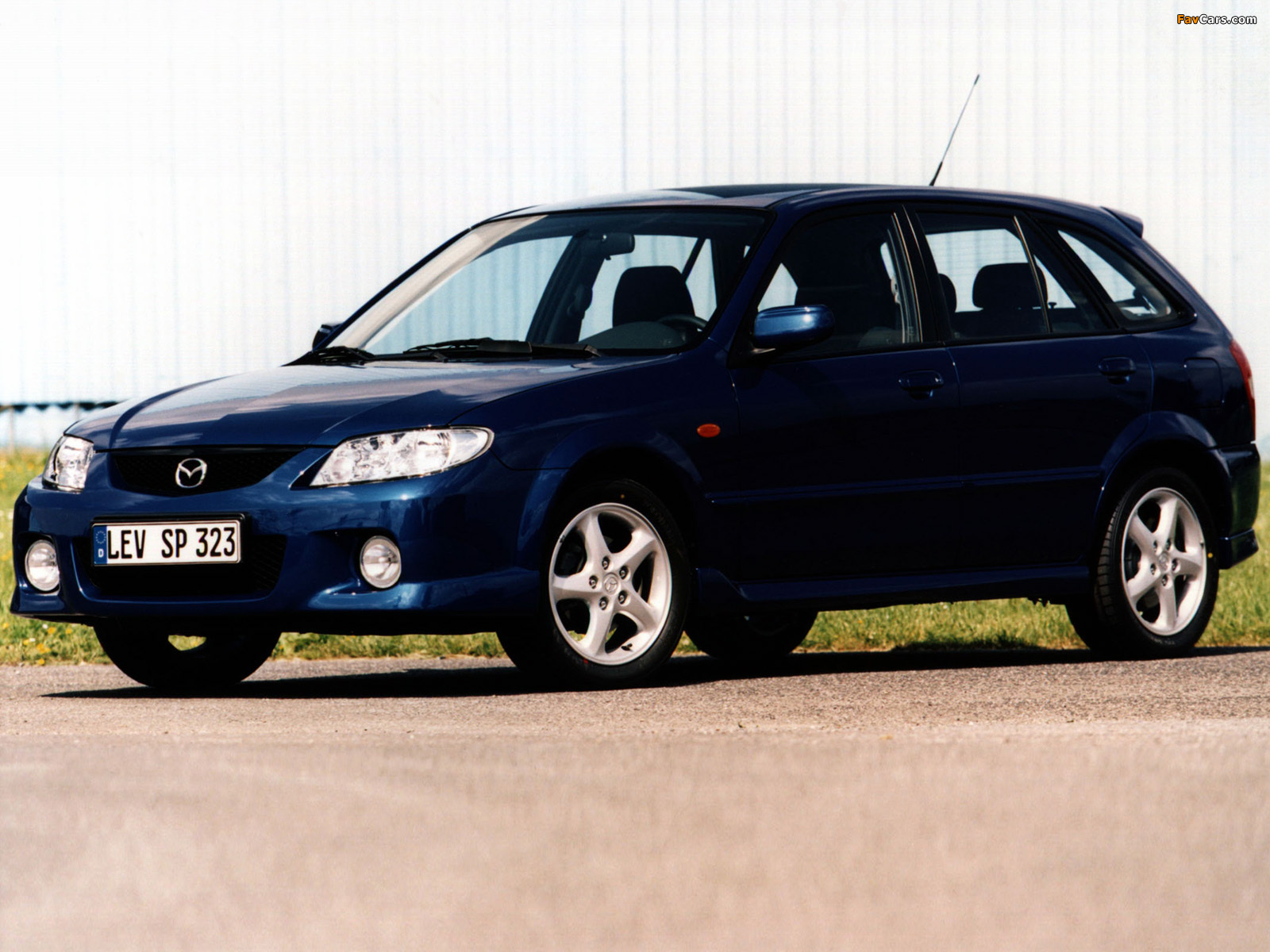 Photos of Mazda 323 F (BJ) 2000–03 (1600 x 1200)