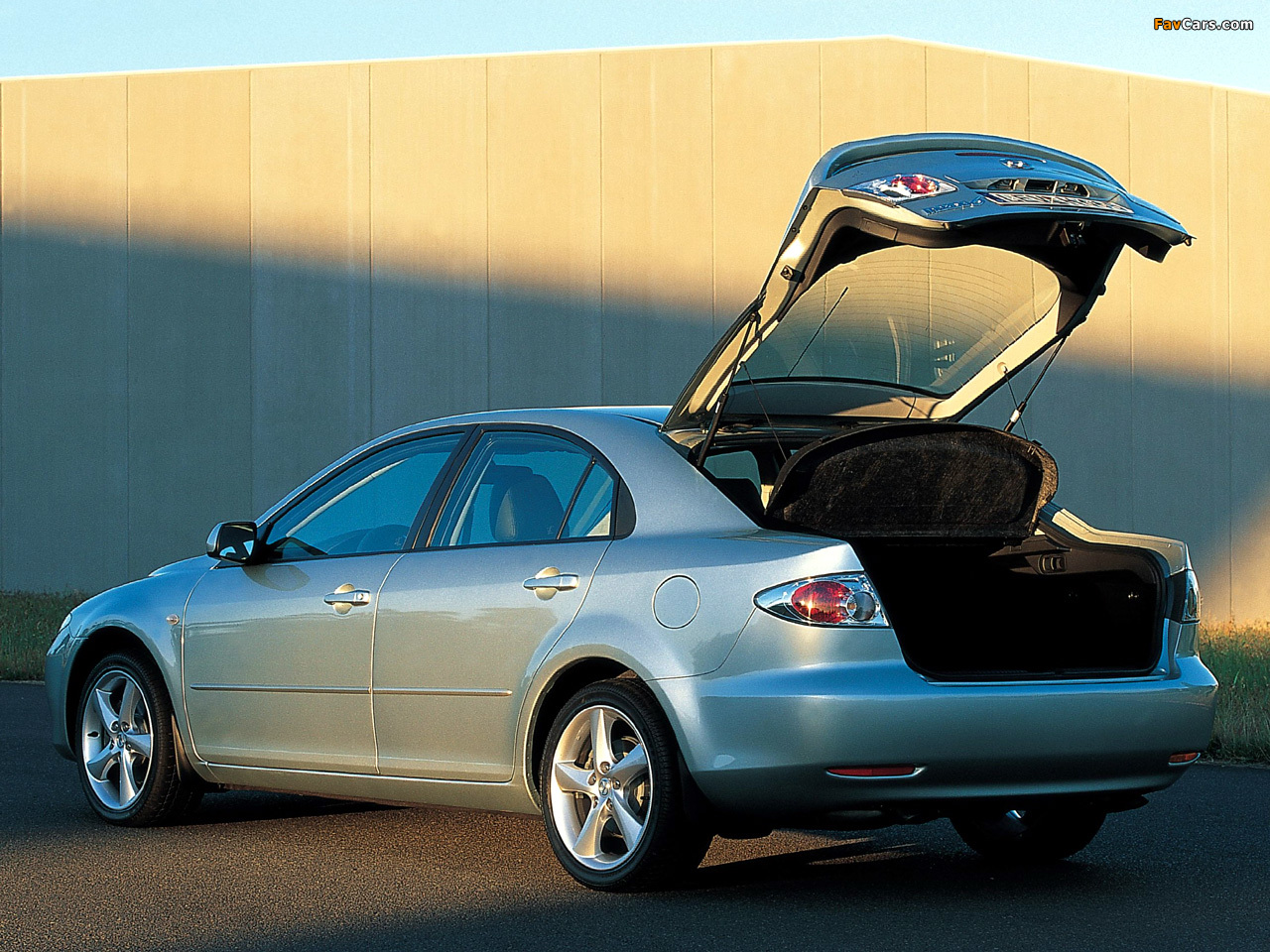 Photos of Mazda6 Sport Hatchback (GG) 2002–05 (1280 x 960)