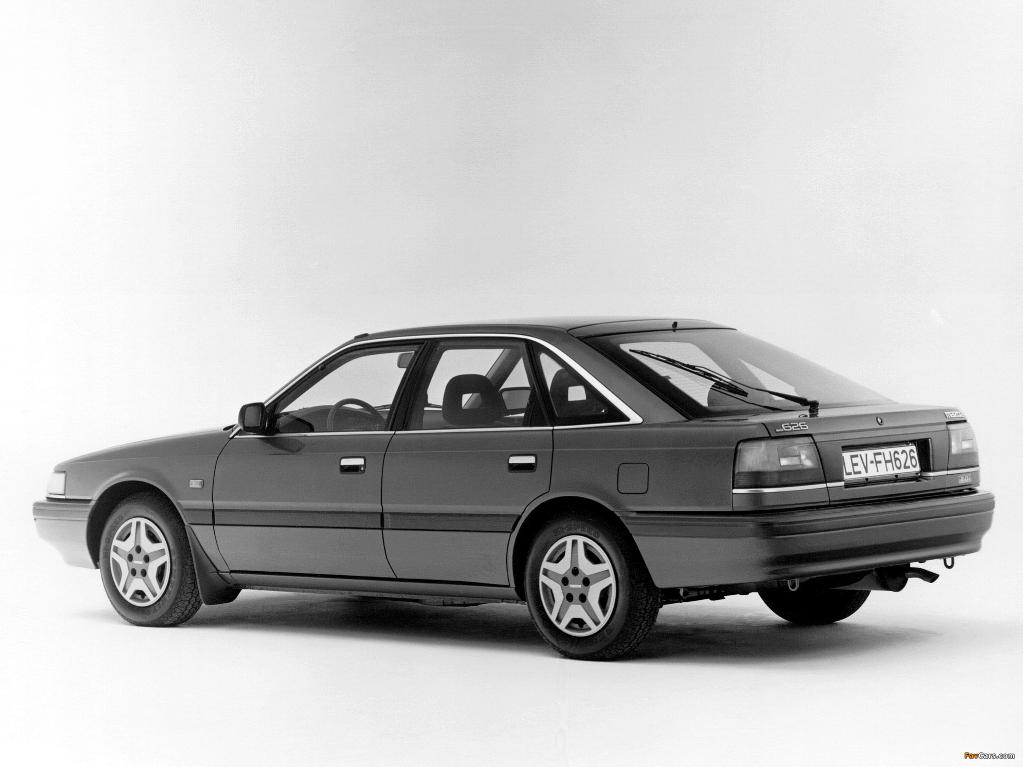 Mazda 626 Hatchback (GD) 1987–92 pictures (2048 x 1536)