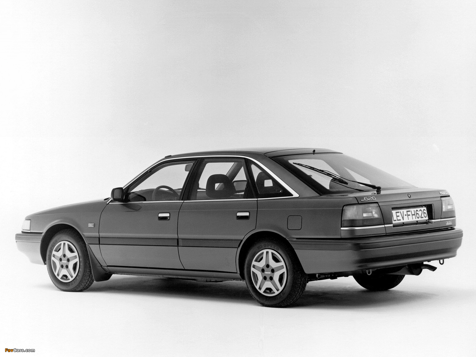 Mazda 626 Hatchback (GD) 1987–92 pictures (1600 x 1200)