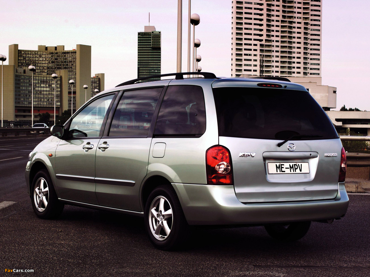 Images of Mazda MPV 1999–2002 (1280 x 960)