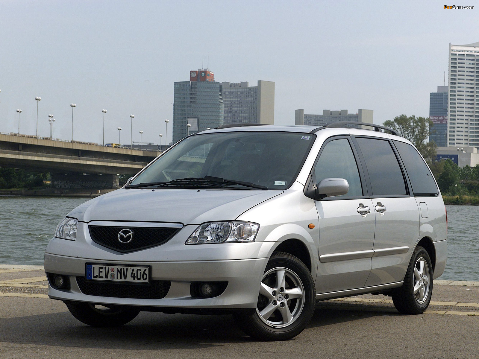 Photos of Mazda MPV 1999–2002 (1600 x 1200)