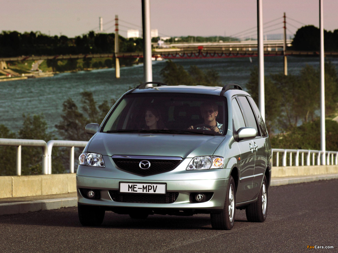 Photos of Mazda MPV 1999–2002 (1280 x 960)