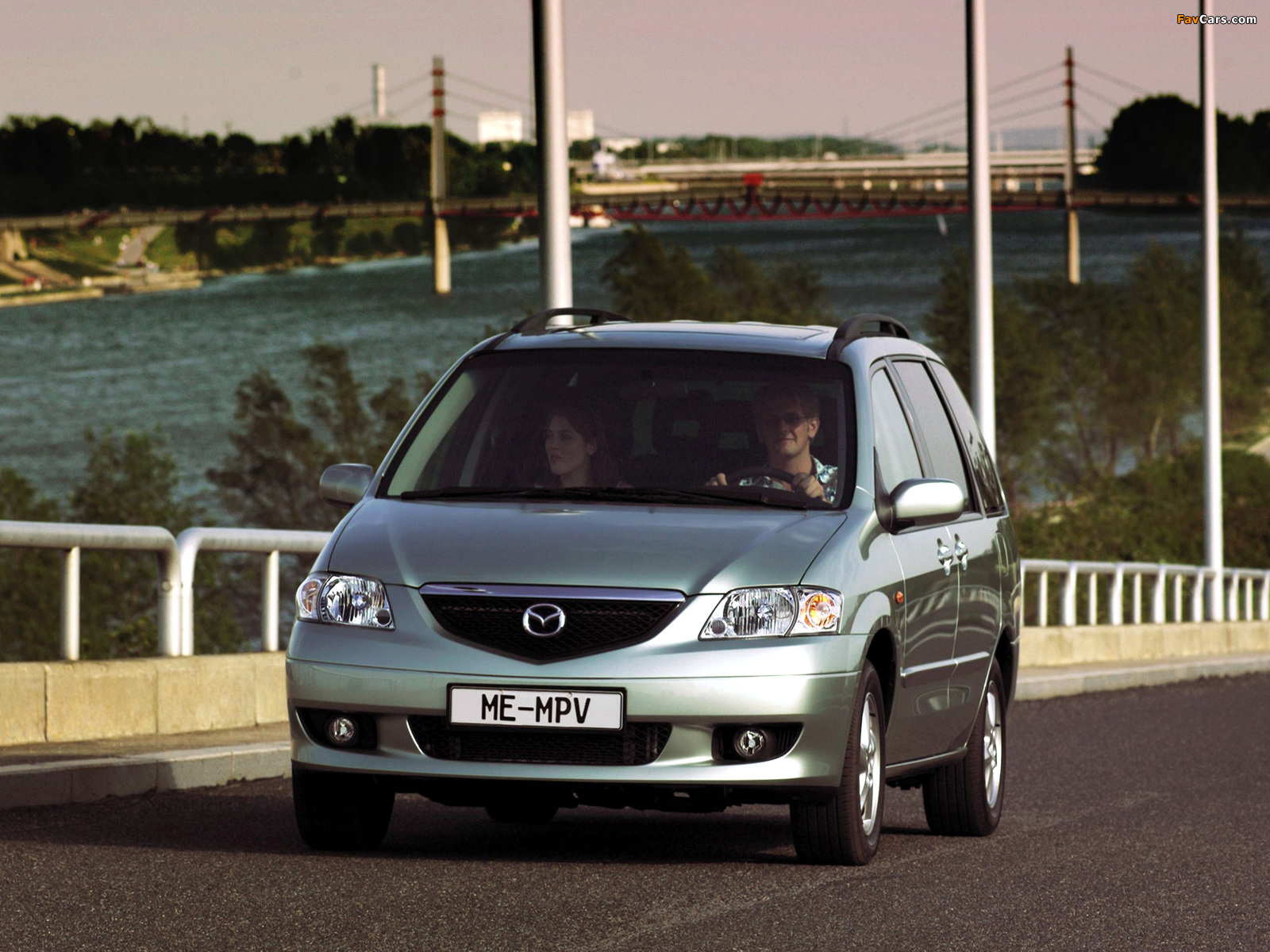 Photos of Mazda MPV 1999–2002 (1600 x 1200)