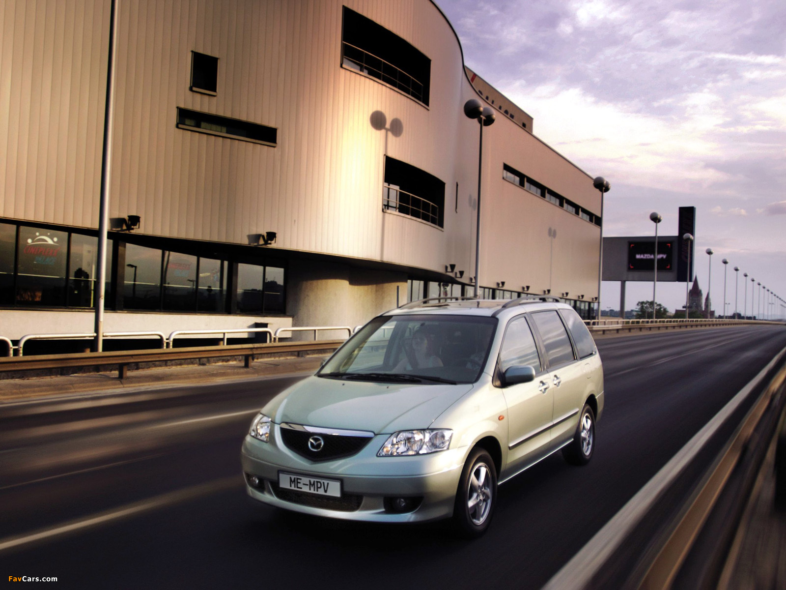 Photos of Mazda MPV 1999–2002 (1600 x 1200)