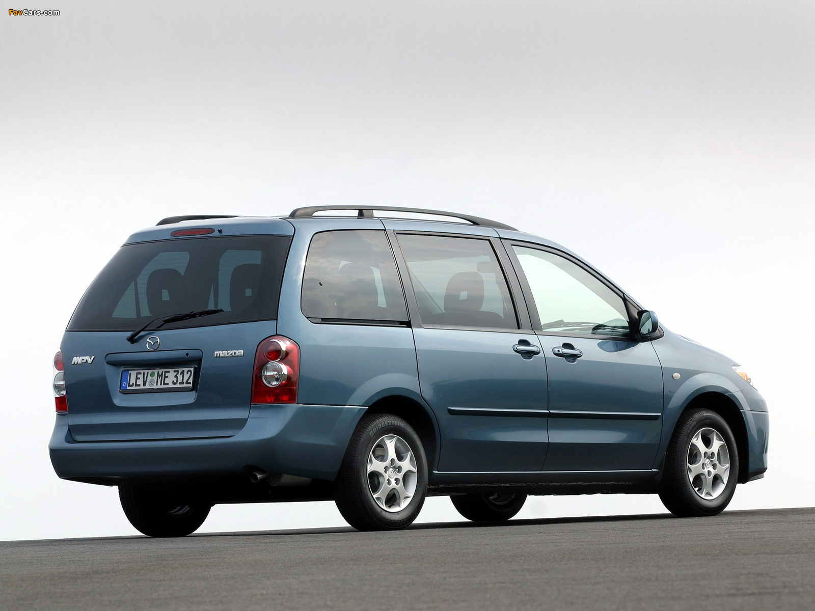 Photos of Mazda MPV 2002–06 (1600 x 1200)