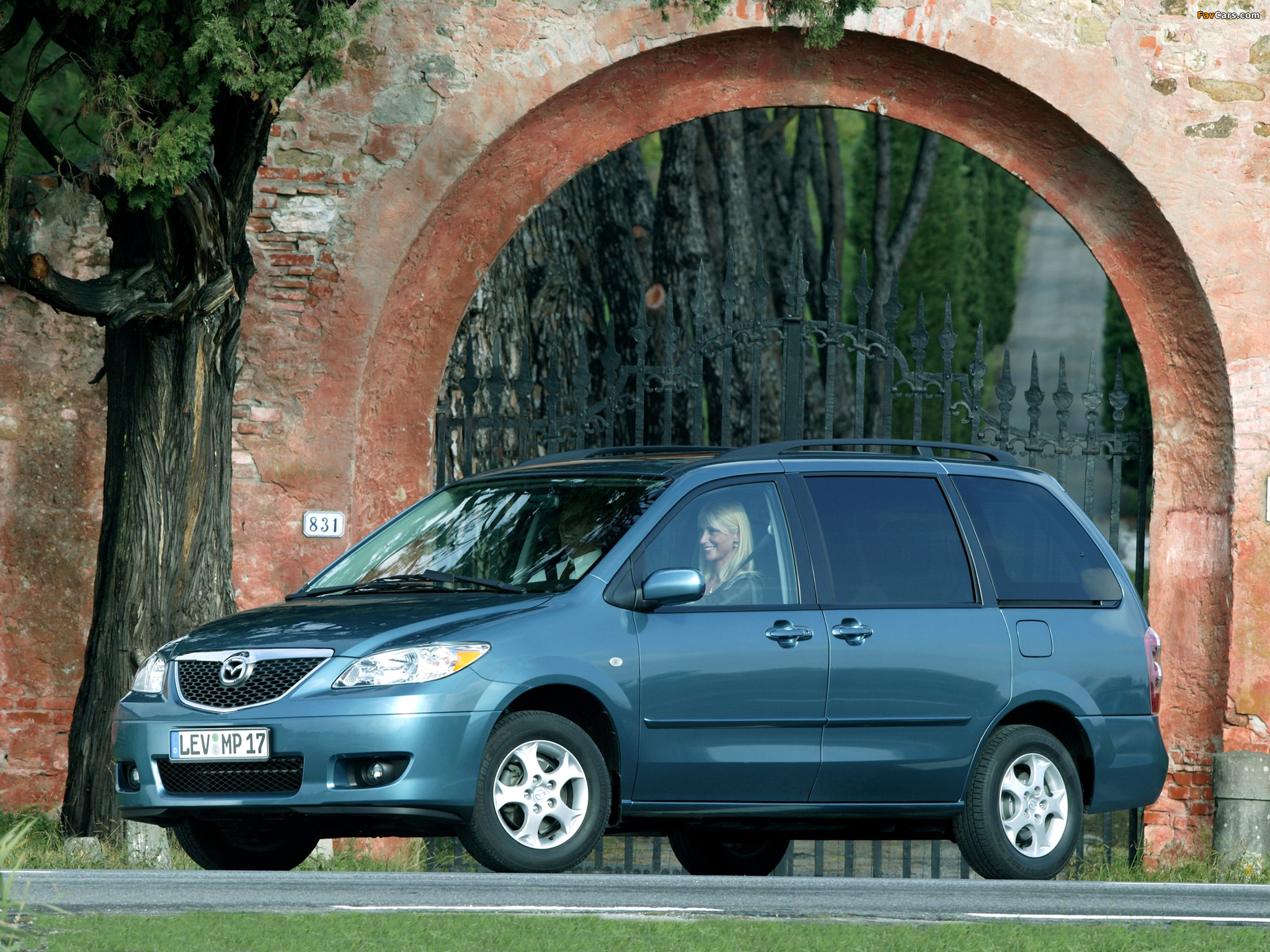 Photos of Mazda MPV 2002–06 (2048 x 1536)