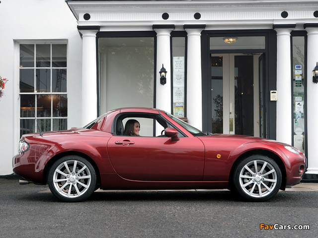 Images of Mazda MX-5 Roadster-Coupe UK-spec (NC1) 2005–08 (640 x 480)