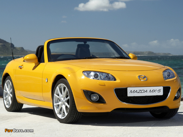 Images of Mazda MX-5 Roadster-Coupe ZA-spec (NC2) 2008–12 (640 x 480)