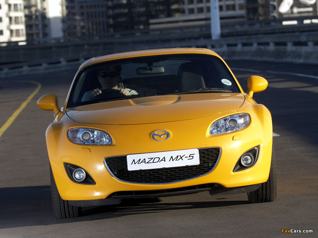 Images of Mazda MX-5 Roadster-Coupe ZA-spec (NC2) 2008–12 (1024 x 768)