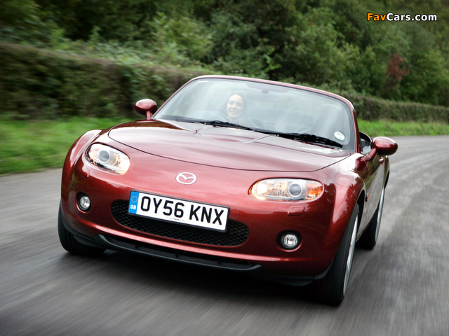Mazda MX-5 Roadster-Coupe UK-spec (NC1) 2005–08 images (640 x 480)