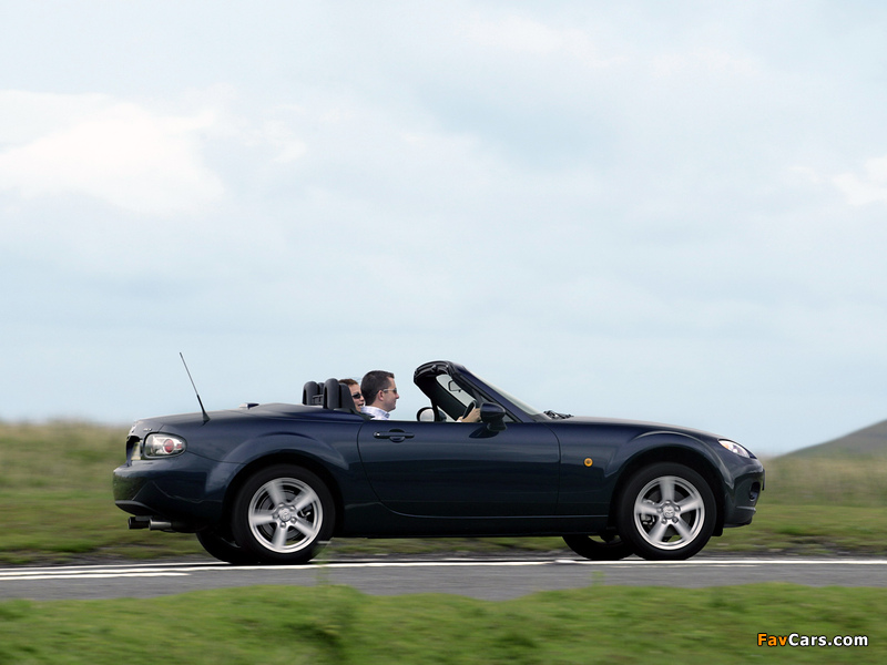 Mazda MX-5 Roadster-Coupe UK-spec (NC1) 2005–08 photos (800 x 600)
